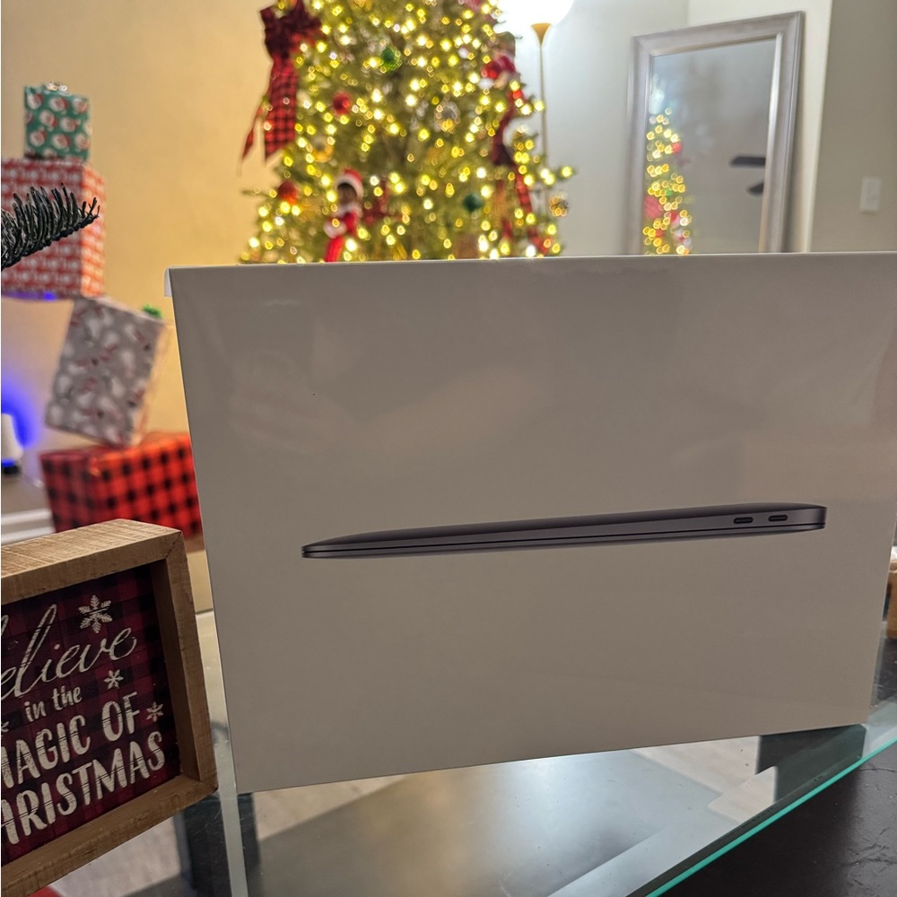 2020 Apple MacBook Air with Apple M1 Chip (13-inch, 8GB RAM, 256GB SSD Storage)